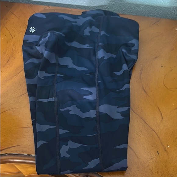 Athleta ultimate stash‎ pocket camo capri - Picture 7 of 8